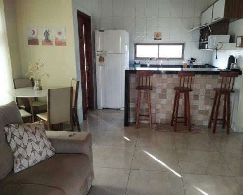 巴纳内拉斯Chalé Pôr do Sol的厨房以及带沙发和桌子的客厅。