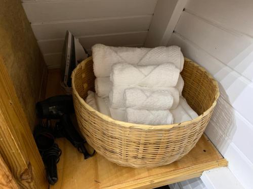 特雷热比奇Cashaw Cabin - Private Cosy A-Frame的房间里的一篮子里装满了毛巾