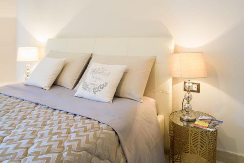 萨莱诺HomeAway Salerno的一间卧室配有带白色床单和枕头的床。