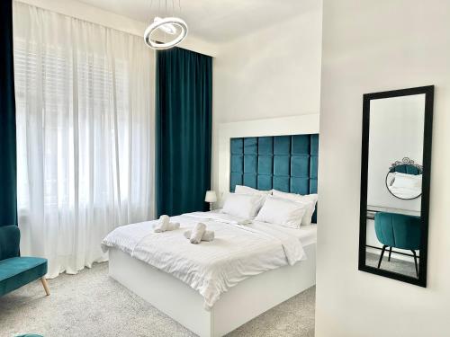 萨格勒布Bed & Breakfast Donji Grad的一间卧室配有一张大床和镜子