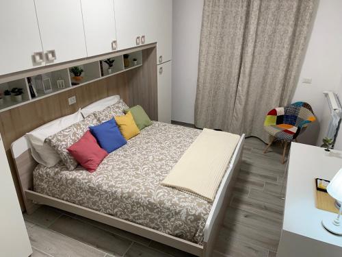 福贾Casa da Lory的小卧室配有带色彩缤纷枕头的床