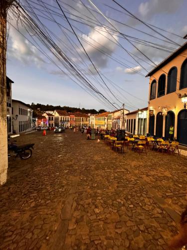 伦索伊斯Casas do Serrano的镇上一条带桌椅的空街