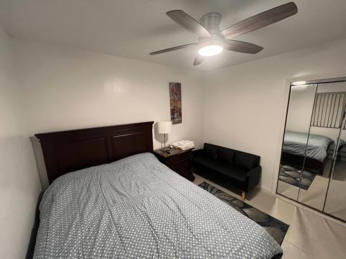 布鲁克林Lawn Residence的一间卧室配有一张床和吊扇