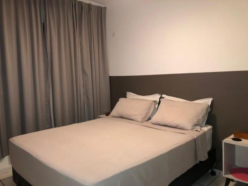 圣路易斯Talats_HomeCharm的一间卧室配有带白色床单和枕头的床。