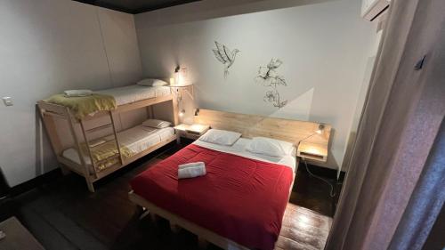 圣地亚哥Hostel Boutique Merced 88的小房间设有两张床和一张红色的床