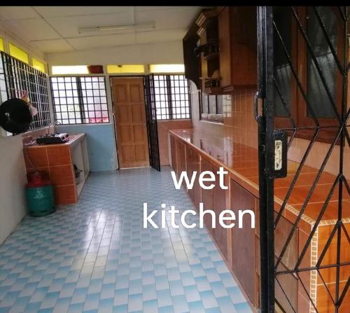 Kampong Parit TengahD'Aman Guesthouse Pontian的一间设有厨房的房间和一扇带湿厨房的门