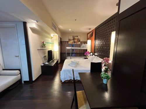 Kampong PenagaSunwayLagoonFamilySuite-4-7pax-Netflix-Balcony-Super Fast Internet的酒店客房,配有床和沙发
