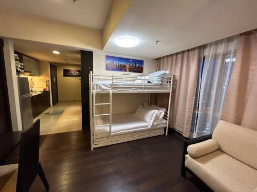 Kampong PenagaSunwayLagoonFamilySuite-4-7pax-Netflix-Balcony-Super Fast Internet的一间带双层床的房间和一间客厅