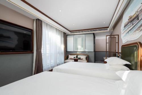 北京时光漫步S酒店（北京西单金融街店）的酒店客房设有两张床和一台平面电视。