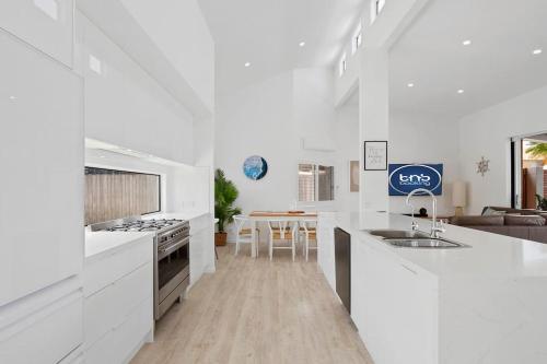 Mooloolaba Oasis 4bd Home, Pool的厨房或小厨房