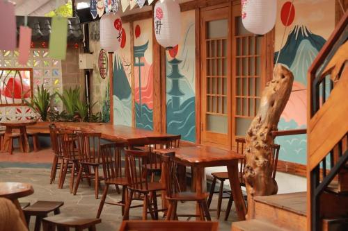 归仁KoiKing Homestay Quy Nhơn的用餐室配有木桌和椅子