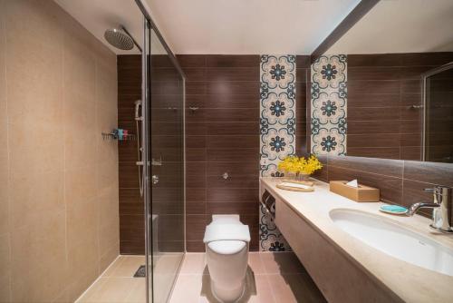 新加坡Orchard Rendezvous Hotel by Far East Hospitality的浴室配有卫生间、盥洗盆和淋浴。
