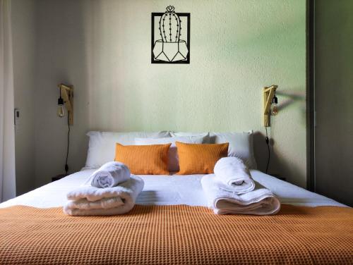 查克拉斯德科里亚Entre Uvas y Siestas - Casa Álamos的床上有两条毛巾