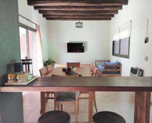 查克拉斯德科里亚Entre Uvas y Siestas - Casa Álamos的用餐室以及带桌椅的起居室。
