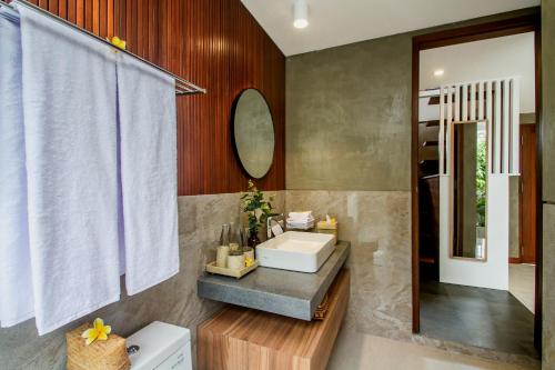 乌布Kanhara Villas Ubud by Pramana Villas的一间带水槽和镜子的浴室