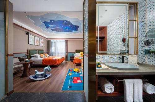 北京时光漫步S酒店（北京西单金融街店）的酒店客房设有浴室和卧室
