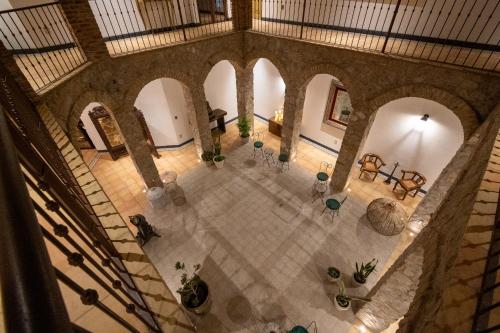 SanteaguedaVilla Toscana ValQuirico Lofts & Suites Hotel Boutique的享有带庭院的建筑的顶部景致