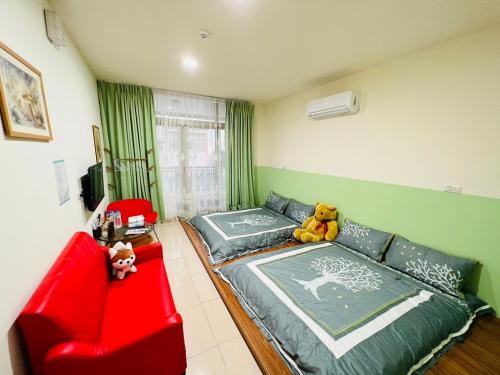 Xingang新港千顺民宿的一间卧室配有红色的沙发和红色的椅子