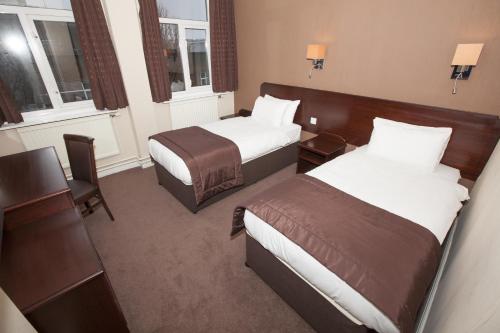 斯旺西海豚SA1酒店的酒店客房带两张床和两个窗户