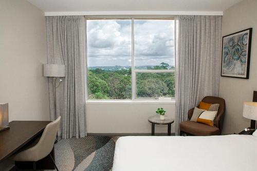 悉尼北岸普特希尔酒店的酒店客房设有床和窗户。