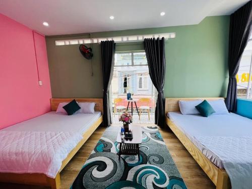 归仁Little Quy Nhơn Homestay的一间设有两张床和一张桌子的房间
