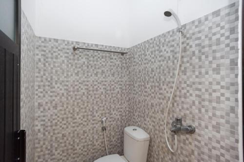 贝克西RedDoorz Syariah Plus near Jatiwarna Toll Gate的浴室配有淋浴和卫生间。