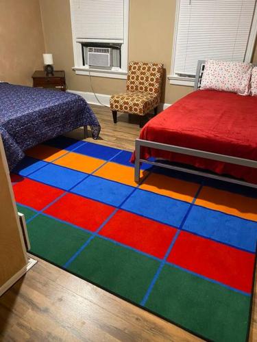 辛辛那提Cozy home 5 beds private yard的卧室的地板上铺着色彩缤纷的地毯