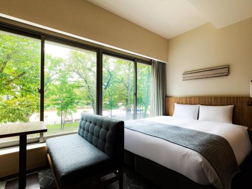 札幌Sapporo View Hotel Odori Park的一间卧室设有一张床和一个大窗户