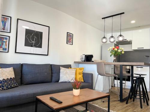 富瓦Style et ambiance的客厅配有沙发和桌子