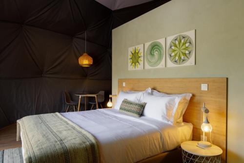 阿伦克尔Sóis Montejunto Eco Lodge的帐篷内一间卧室,配有一张床
