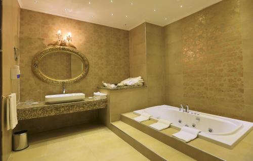 泰穆尔大陆酒店的一间浴室