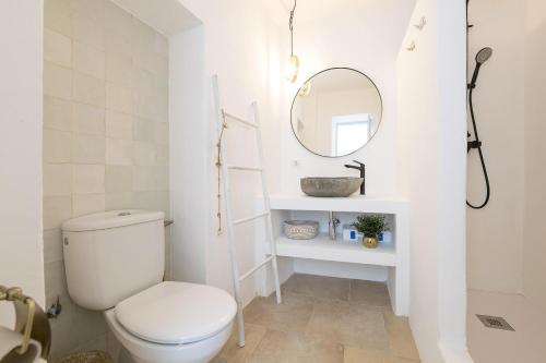 贝赫尔-德拉弗龙特拉Casa Manuela的白色的浴室设有卫生间和镜子