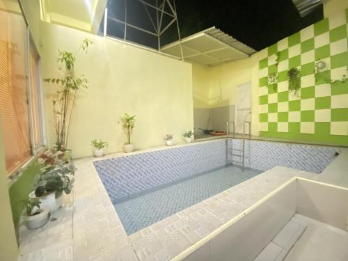 MatakaliHomestay RN near Taman Bambu Runcing Polewali Mitra RedDoorz的一间带游泳池及浴缸的浴室