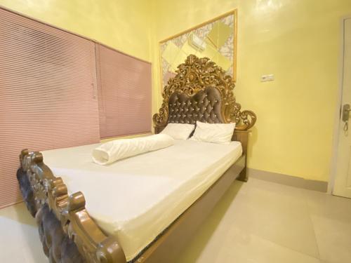 MatakaliHomestay RN near Taman Bambu Runcing Polewali Mitra RedDoorz的一张带华丽床头板的睡床
