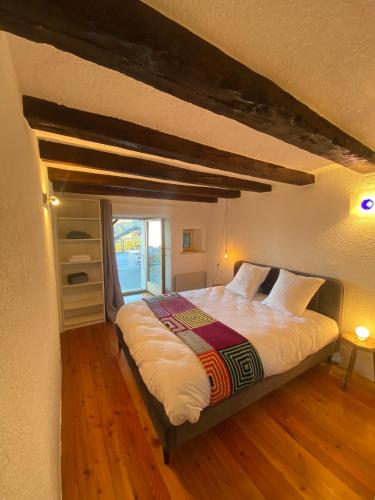 南达Chambre sur terrasse的一间卧室设有一张大床和窗户