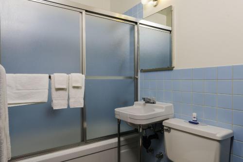 温尼伯骑士宾馆的浴室配有卫生间、盥洗盆和淋浴。