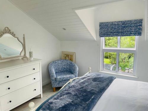 诺丁汉路Quaint Gowrie Village Apartment的一间卧室配有一张床、一个梳妆台和一扇窗户。