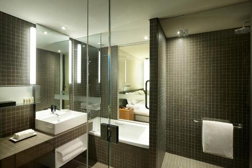 济州市Shilla Stay Jeju Airport的一间带水槽和镜子的浴室