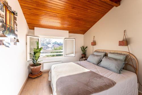 索尔特奥瑟戈尔Nature & Sun, Natural lifestyle - Hossegor的一间卧室设有一张木天花板床。