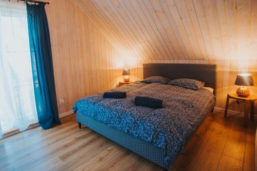 姆尔斯拉格斯Brīvdienu māja Saule的一间卧室配有一张带蓝色棉被的床