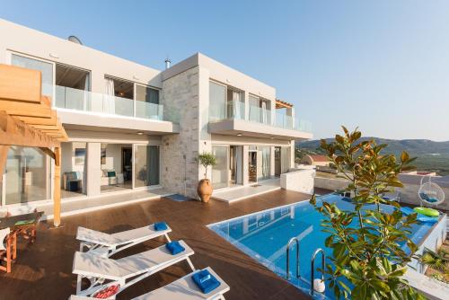 法拉萨纳Falasarna Luxury Villas的一座带游泳池的房子的图象