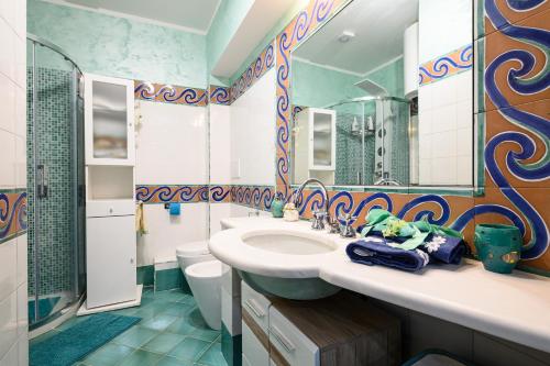 维耶特里Casa Maggio的一间带水槽、卫生间和镜子的浴室