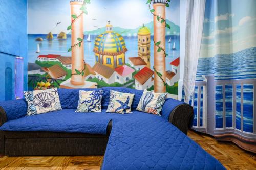 维耶特里Casa Maggio的壁画房间内的蓝色沙发