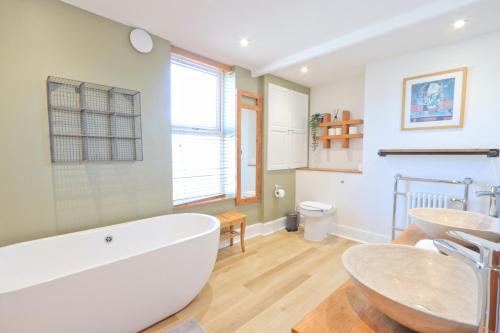 布里斯托Terracotta House的浴室配有大型白色浴缸和水槽