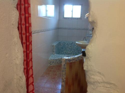 南湾阳光&海民宿的带淋浴和盥洗盆的浴室