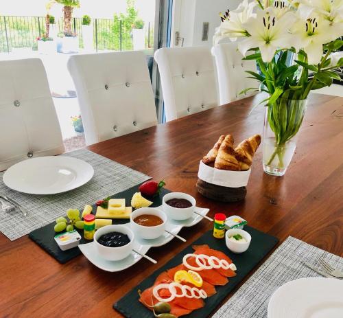 Gebenstorfperfect lifestyle Design Boutique & Private SPA的一张桌子,上面有食物和花瓶