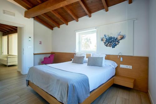 NievesHotel Nande的卧室配有一张带白色床单的大床和窗户。