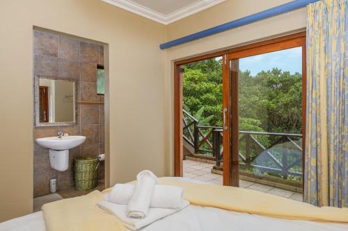 绍斯布鲁姆San Lameer Villa 11703 - 5 Bedroom Luxury - 10 pax - San Lameer Rental Agency的一间带一张床和淋浴的浴室以及窗户