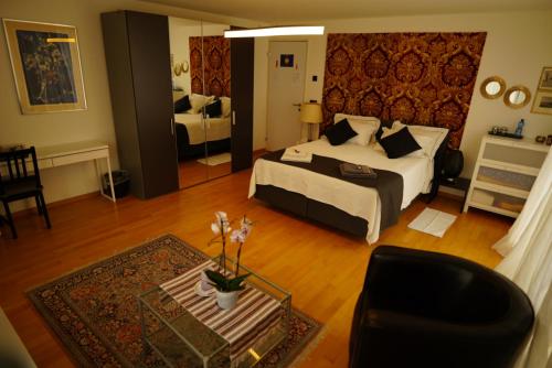 豪尔根Esther's Homestay - Big Room - 26 Square Meters的一间卧室设有一张床和一间客厅。