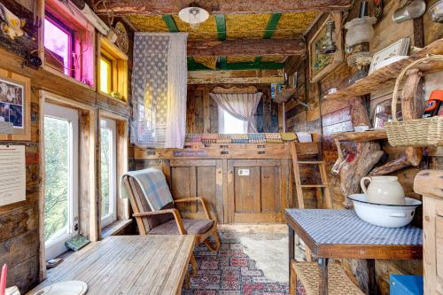 斯卡伯勒2x Double Bed - Glamping Wagon Dalby Forest的一间火车室内配有桌椅的房间